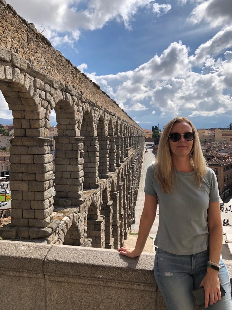 Mirjam bij het Romeinse aquaduct van Segovia tijdens een reis in Spanje.