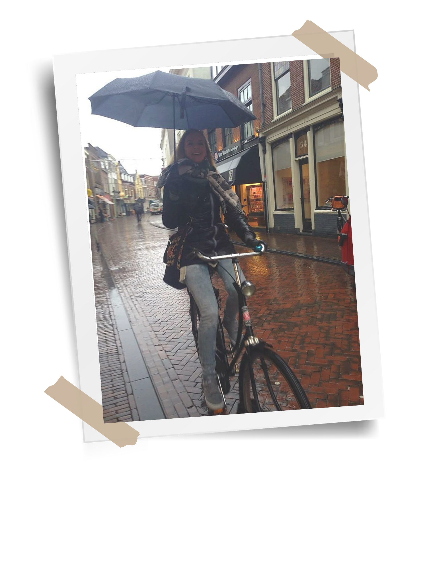 Mirjam fietsend in Utrecht, tijdens een bezoek aan Nederland