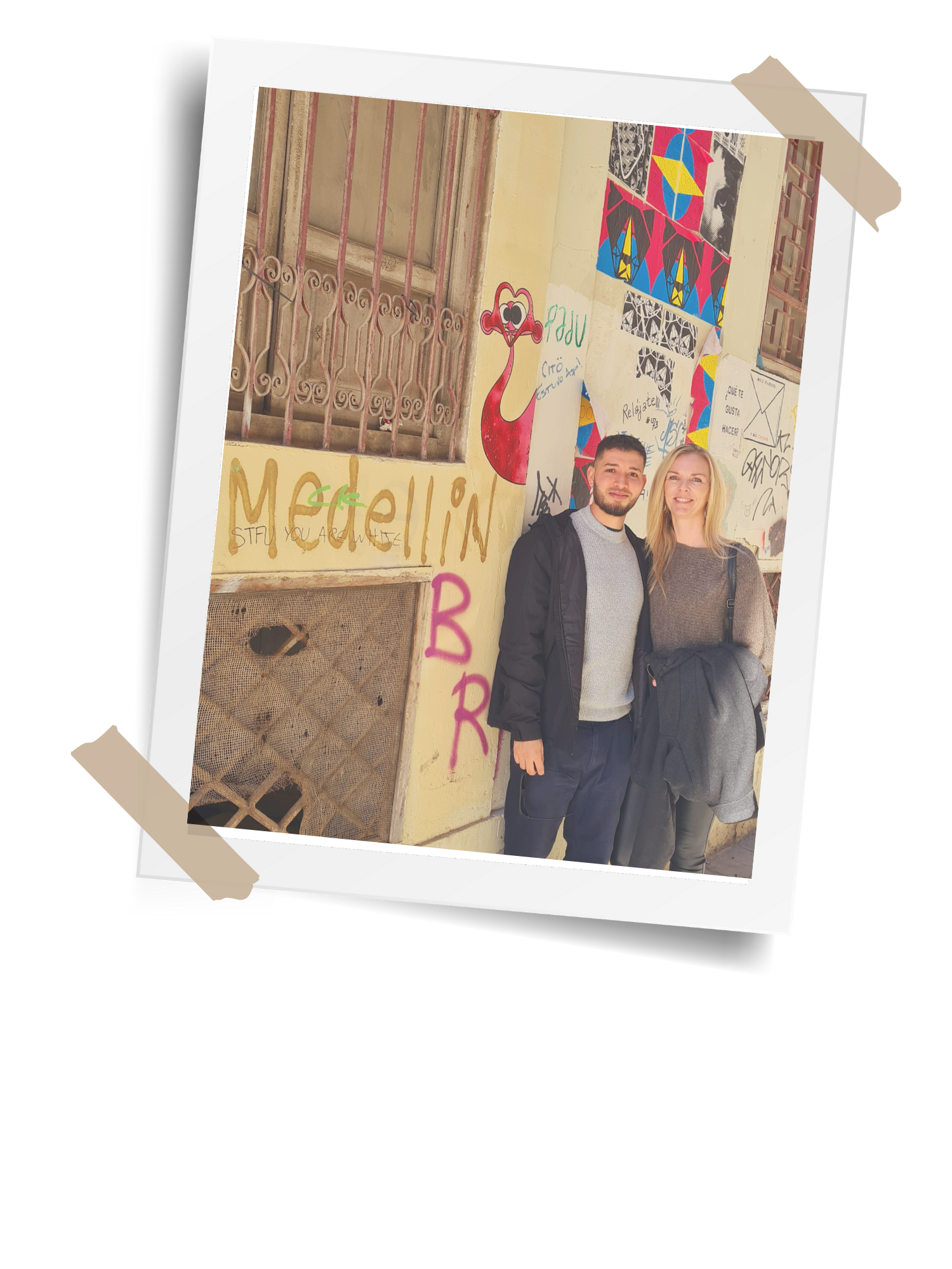Mirjam samen met haar vriend bij een muur met de tekst Medellín.