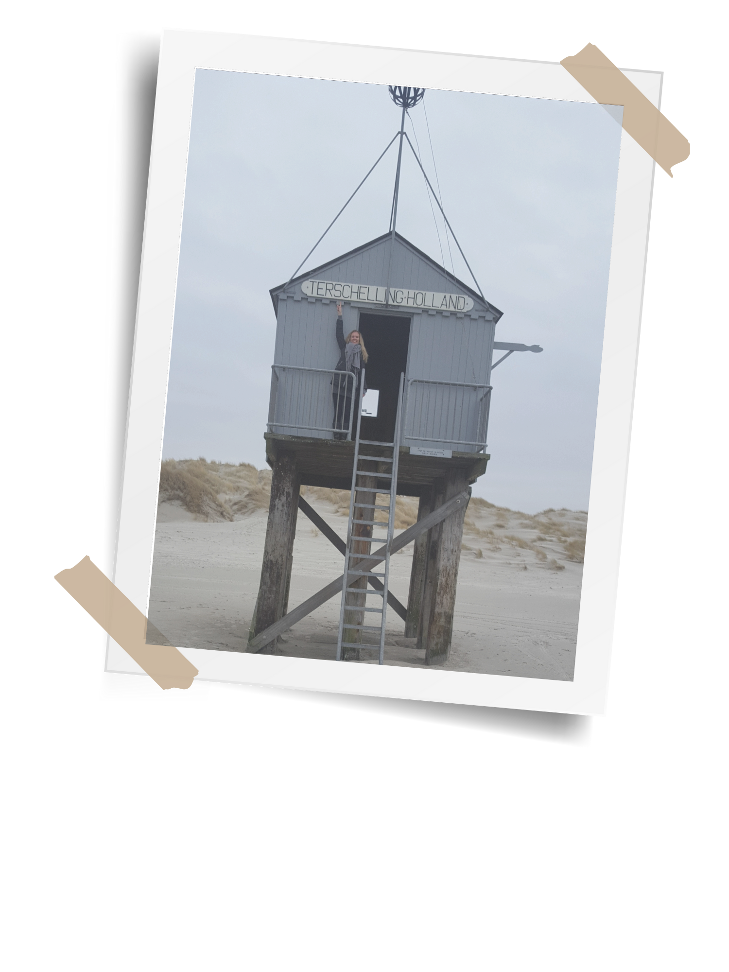 Mirjam bij het Drenkelingenhuisje op Terschelling