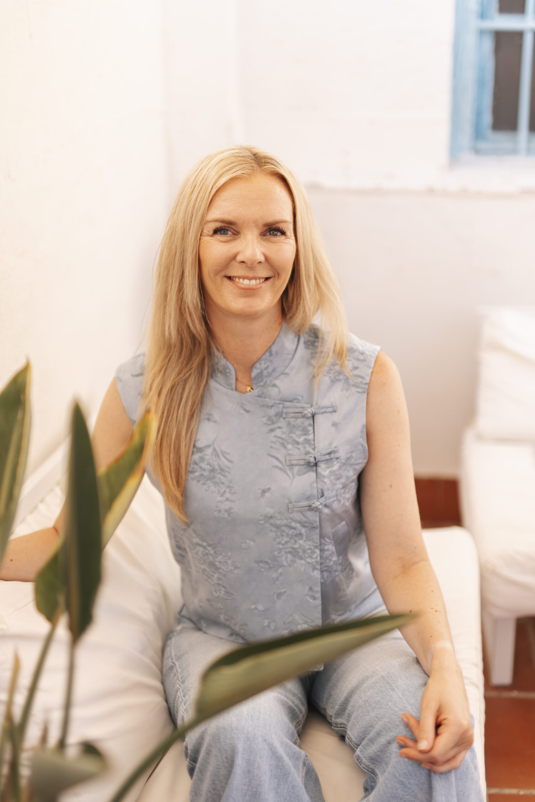 Mirjam Kooijman, oprichter van Get Your VA, lachend in een lichte ruimte