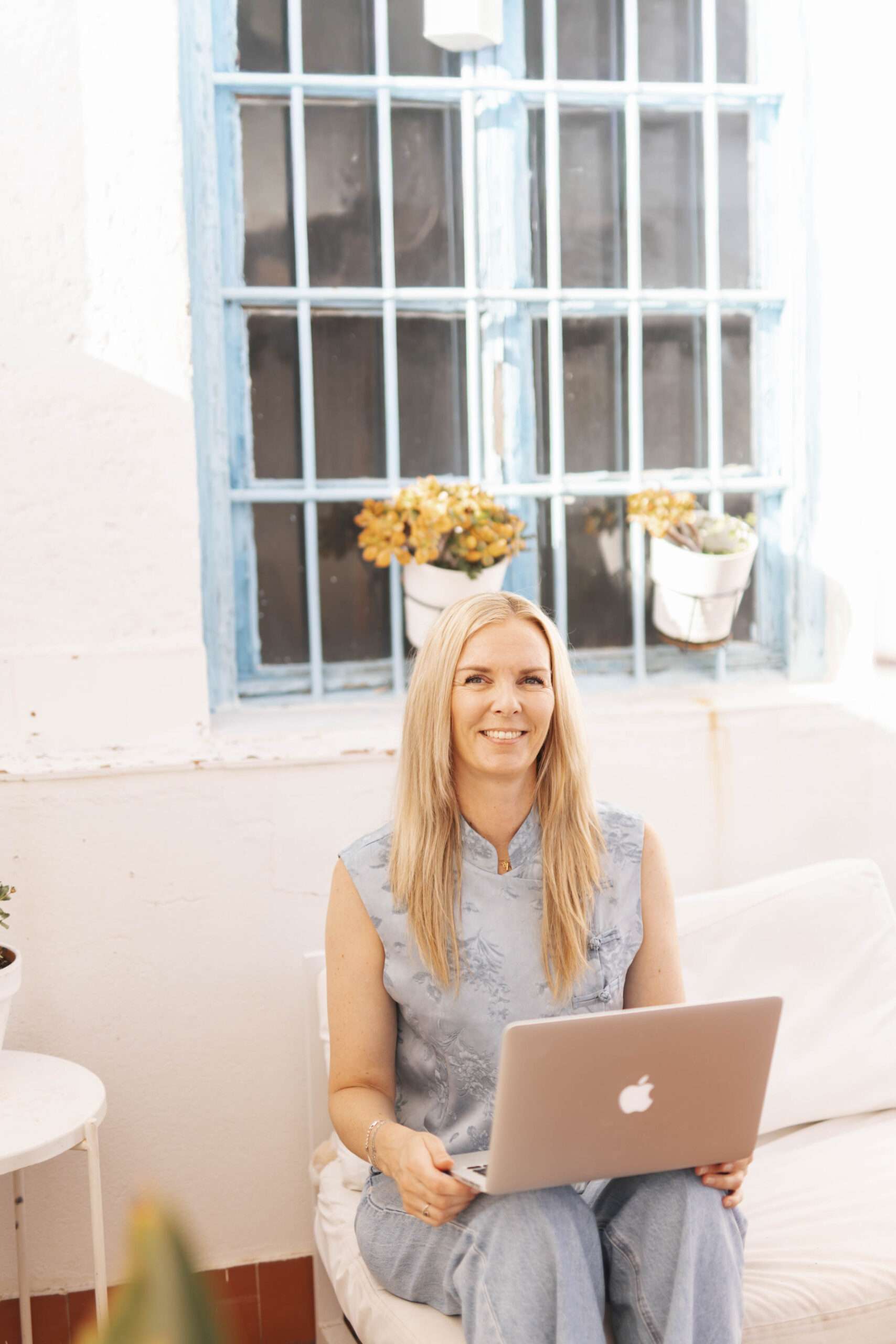 Mirjam Kooijman, virtual assistant, werkt aan haar laptop en staat klaar om contact met je op te nemen